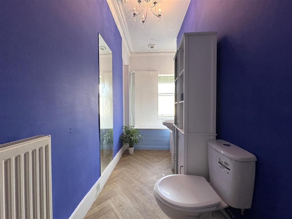 BATHROOM.JPG