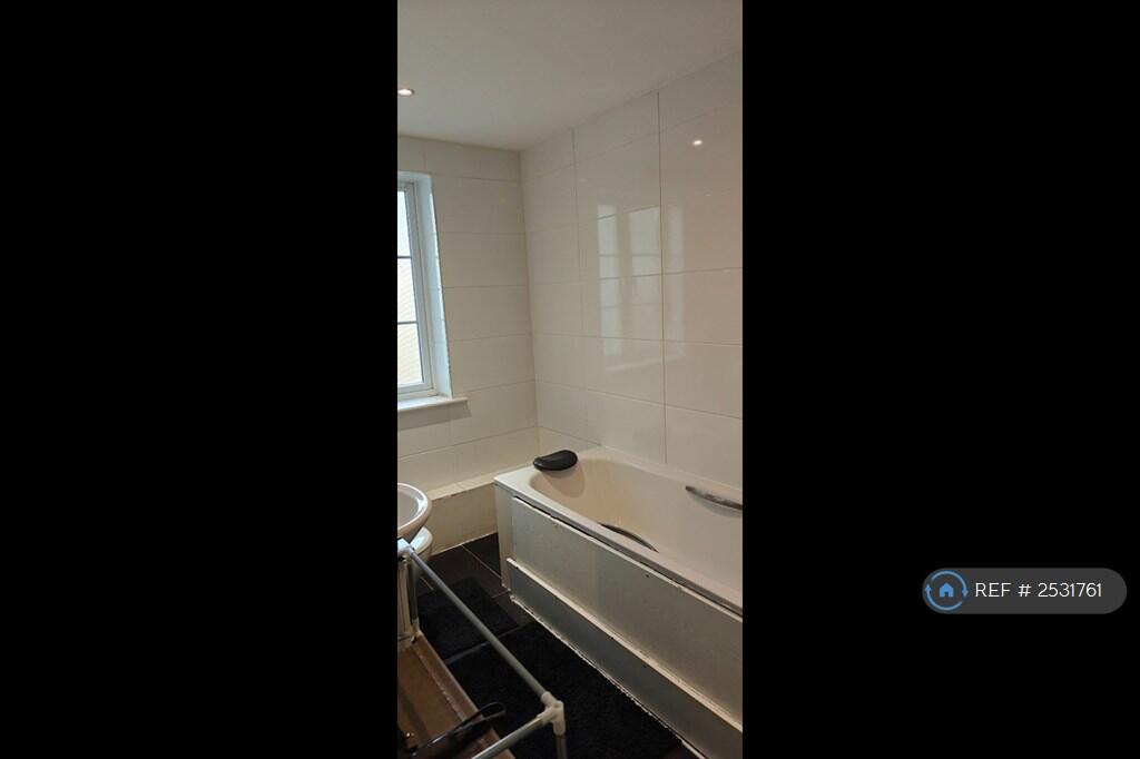 Room 1 - Ensuite Bath