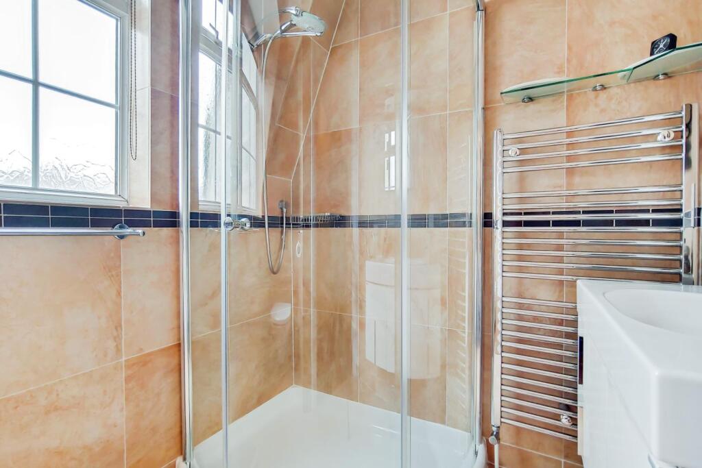 17_Bathroom 2-0.jpg