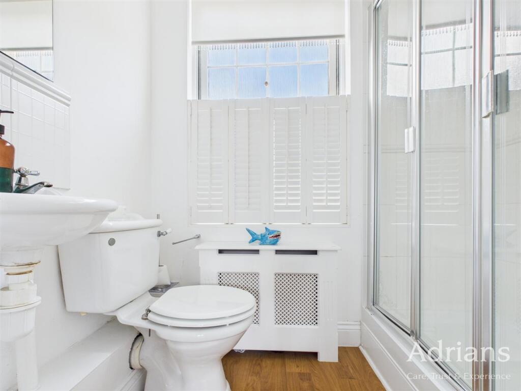 EN-SUITE SHOWER ROOM