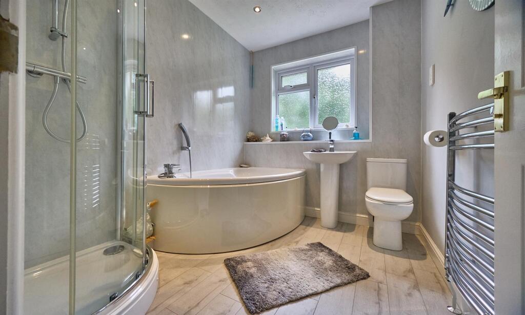 Family Bathroom to Rear