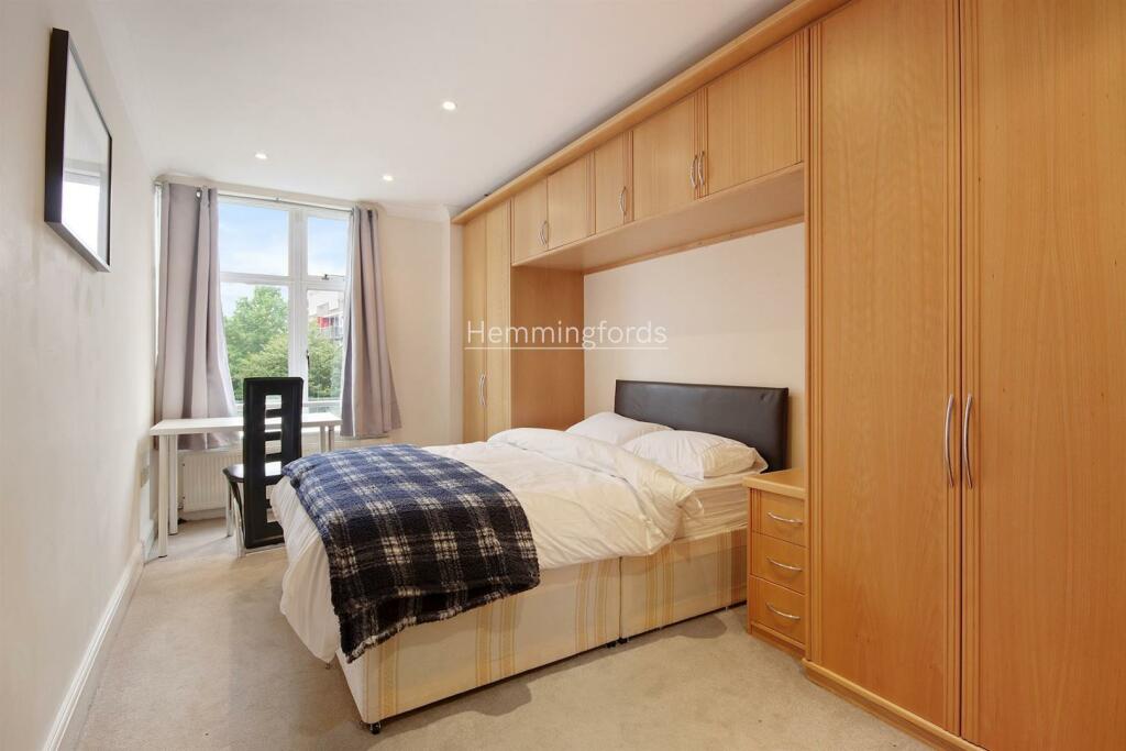 01-323978556 - AM - Flat 7, 152, Goswell Road Lond