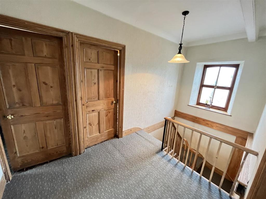 FIRST FLOOR - SPACIOUS GALLERIED LANDING