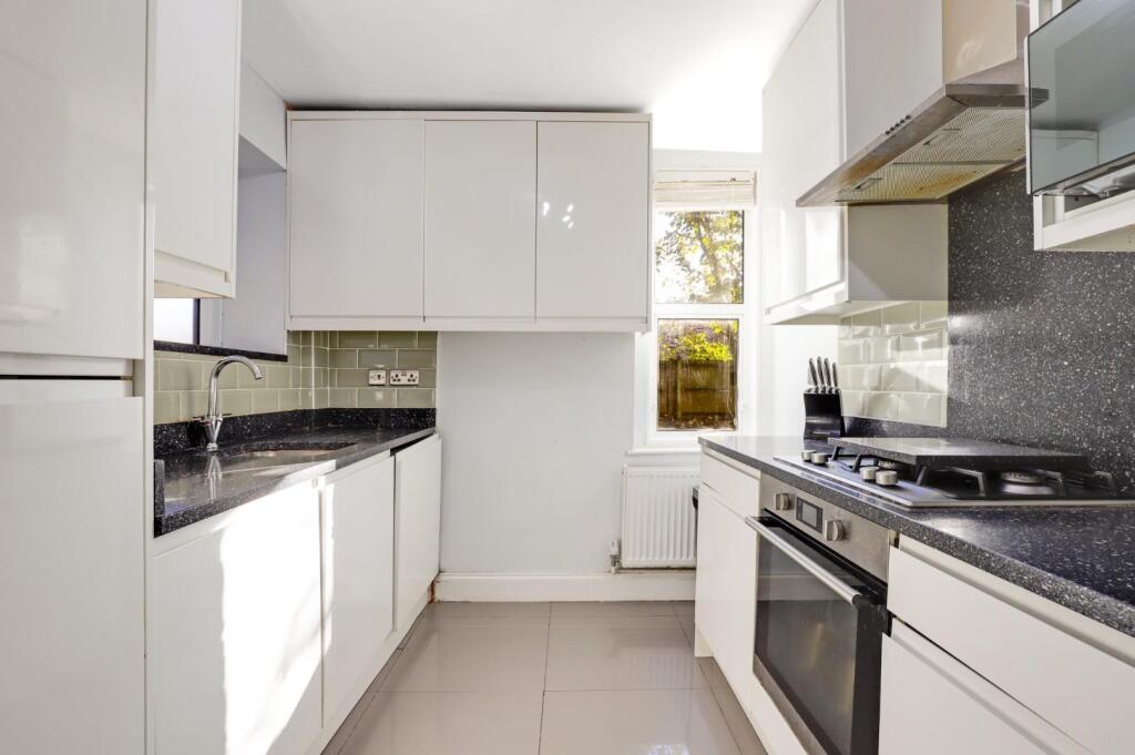 11-2457JHPropWpen - Flat 4 Malcolm Close - 34.jpg