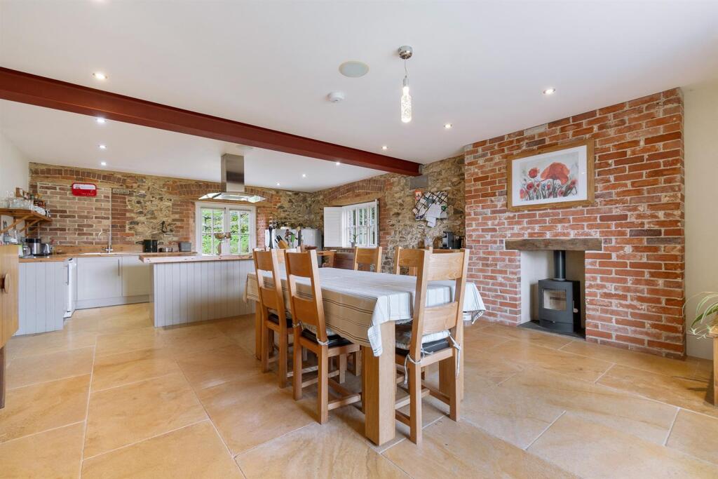 Page 4 right side bottom image identical to top im