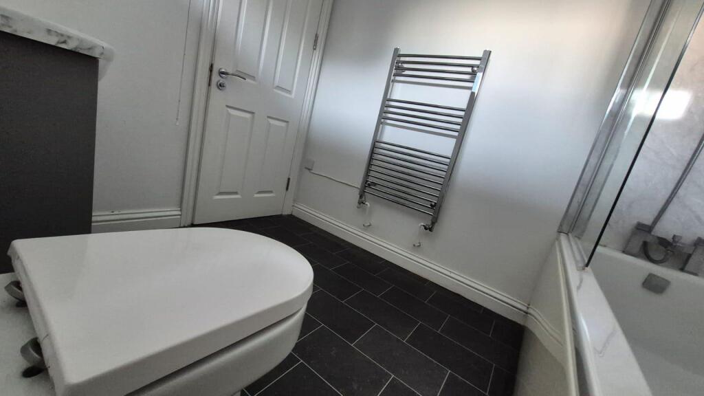 210bDS Bathroom 1.jpeg