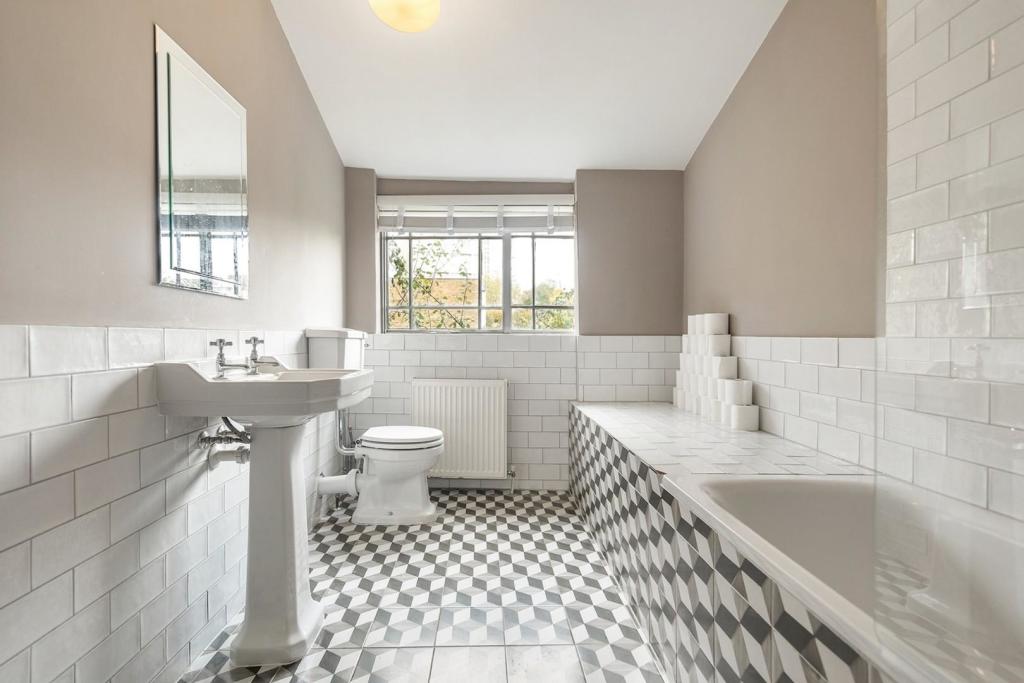 Bathroom (3).jpg