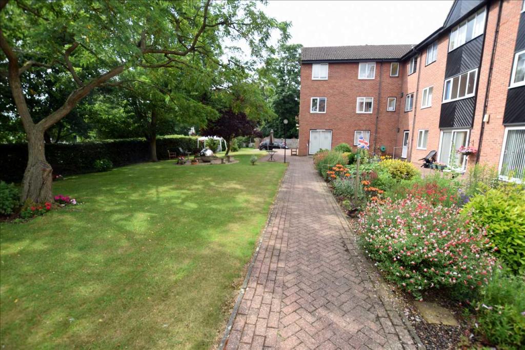 COMMUNAL GROUNDS
