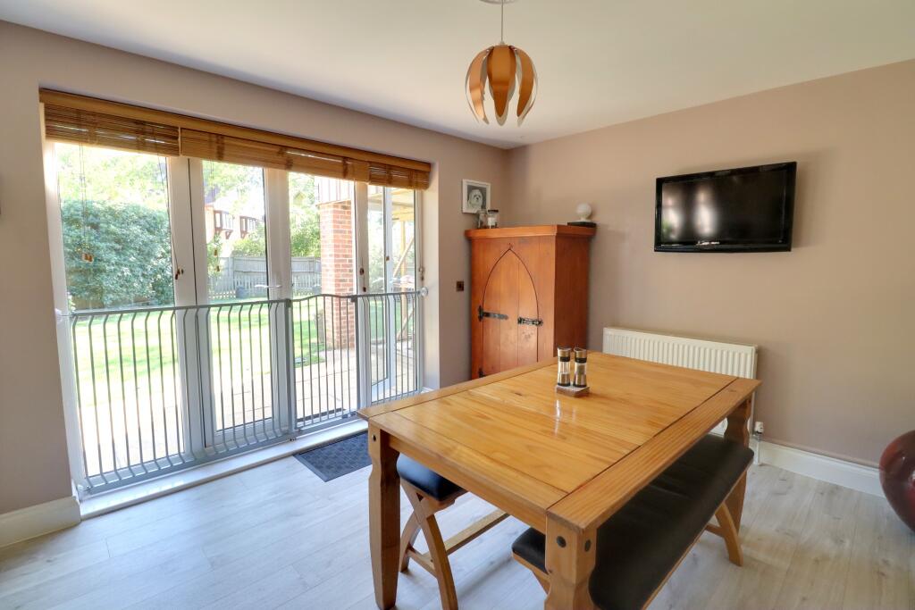 KITCHEN/BREAKFAST ROOM