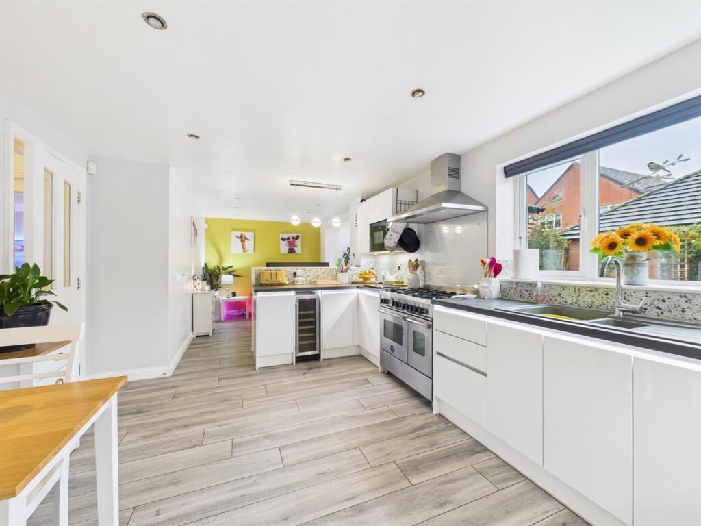 Fabulous Open Plan L-Shaped Living Kitchen