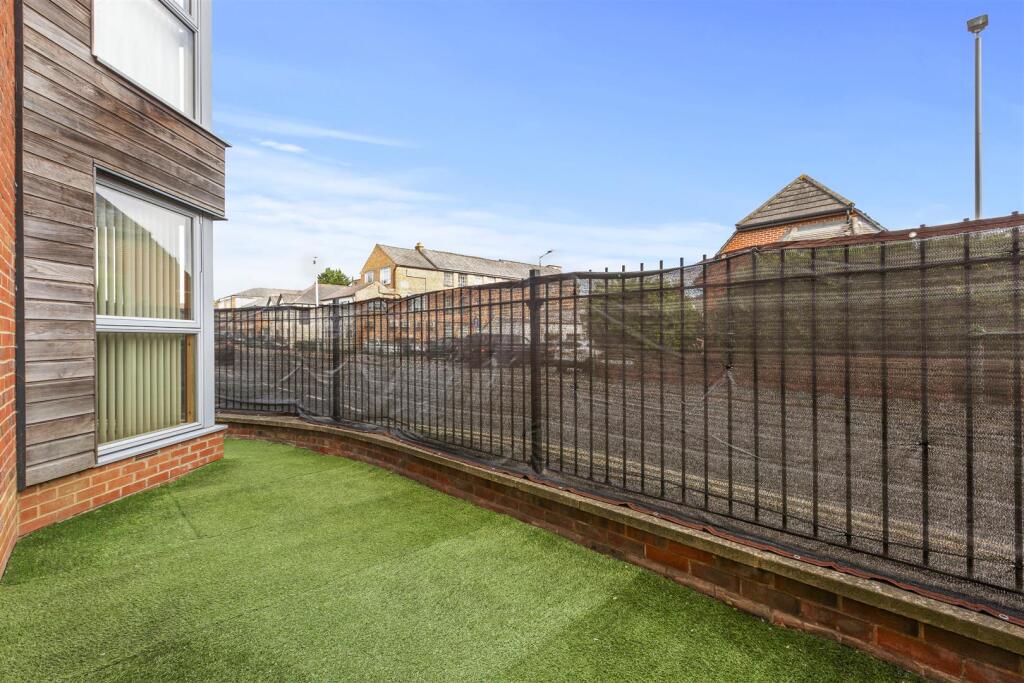 10 Lindsay Court, Lindsay Avenue, HP12 3GF-4.jpg