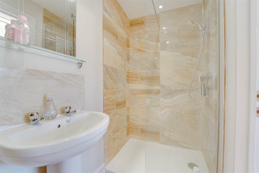 Santis House, 24 Tithe Cl, Gazeley-16.jpg