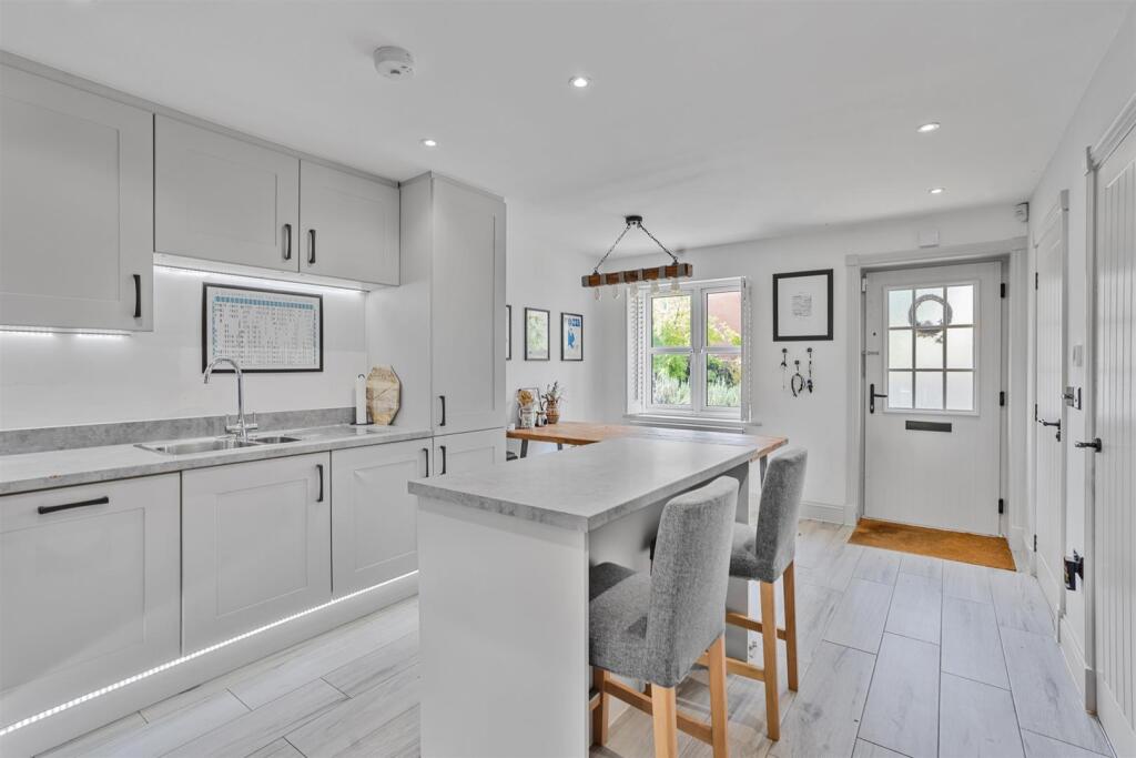 Kitchen/ Dining Area