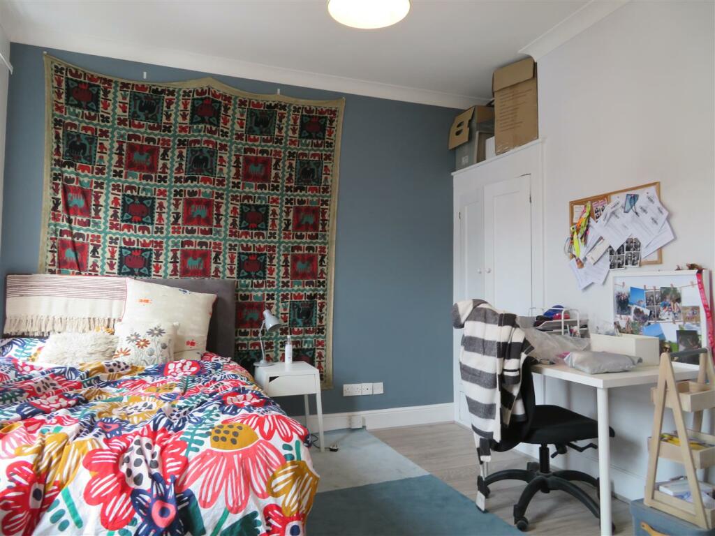 1 Edmund Road Bed5a.JPG