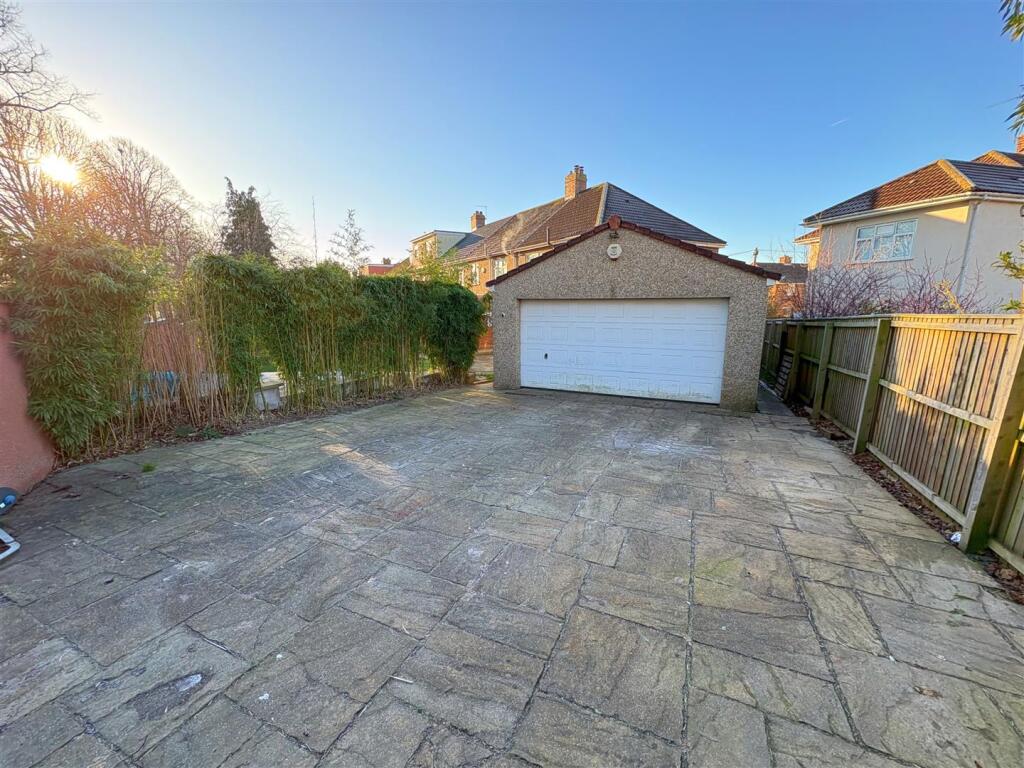 Driveway and garage to rear.jpg