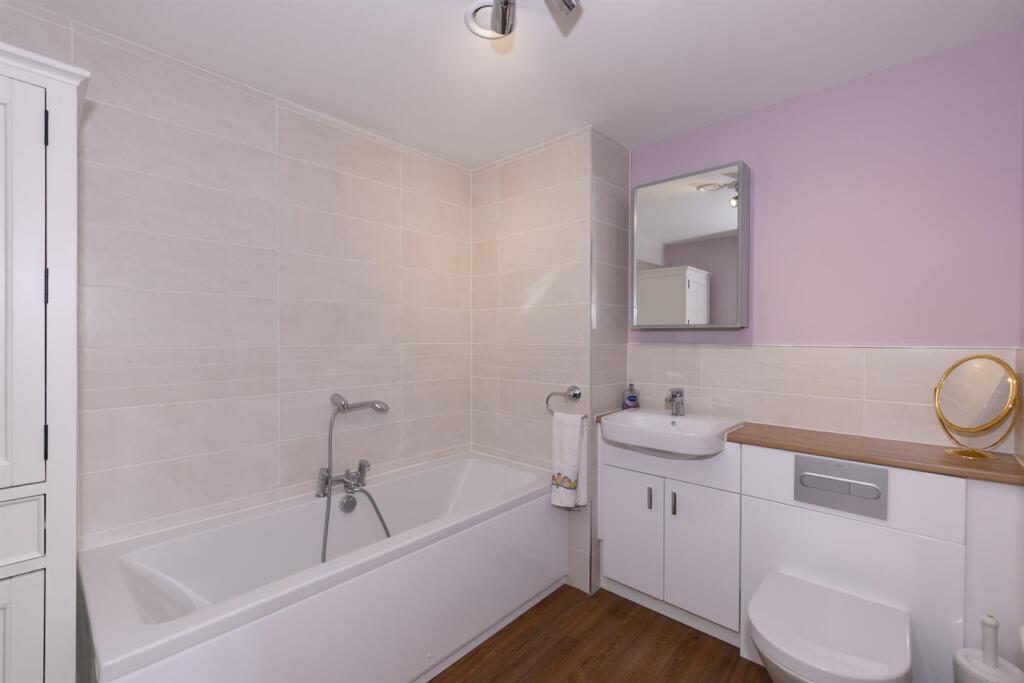 EN SUITE BATHROOM
