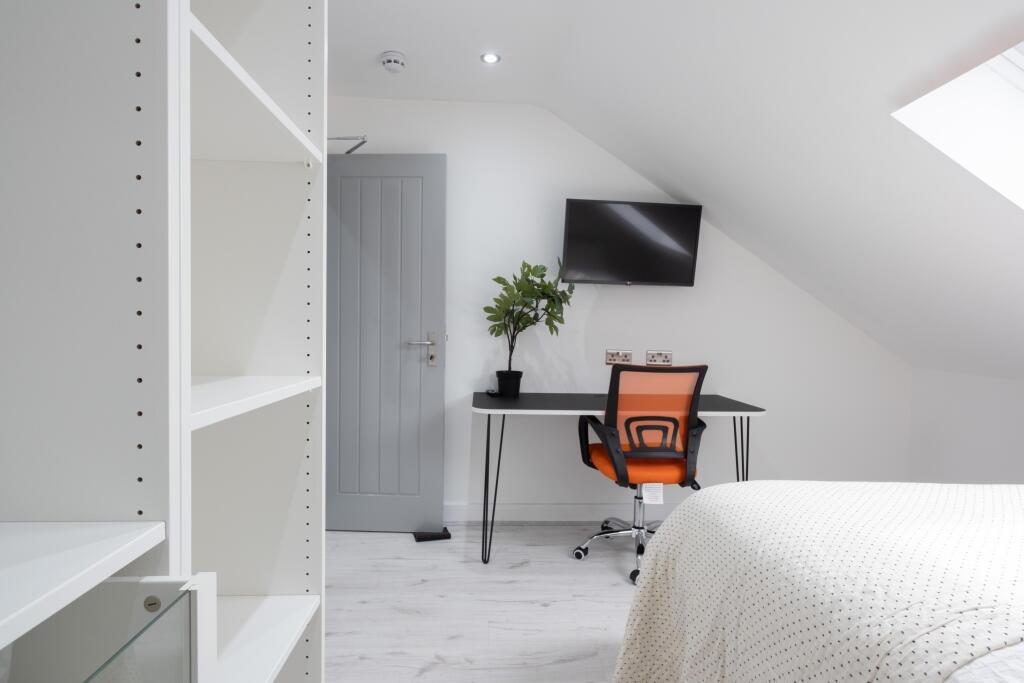 This inviting double bedroom features a spaciou...