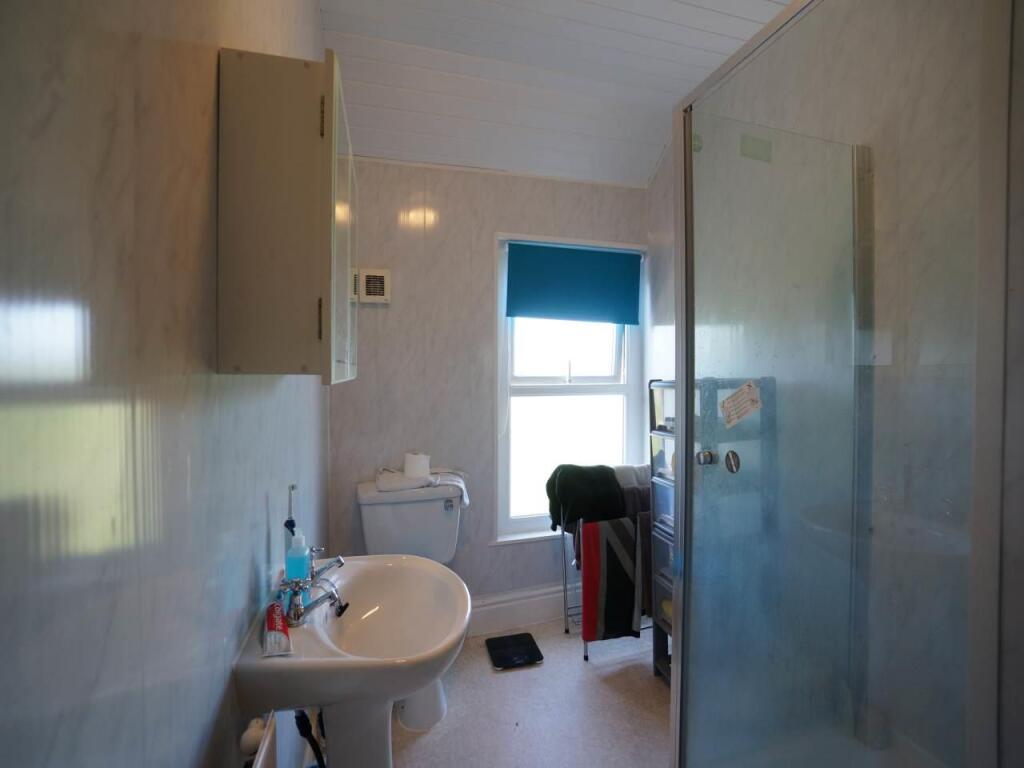 Bathroom 1.JPG
