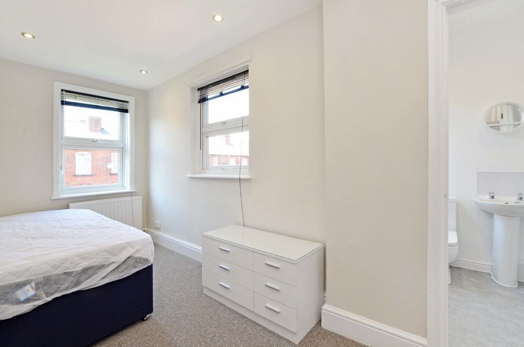 Bright and tidy double bedroom featuring two la...