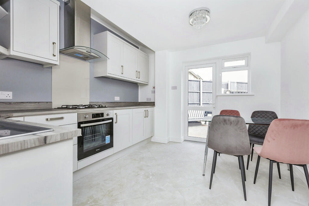 Kitchen/ Dining Room