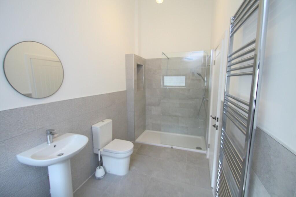 Ensuite to Bed 2