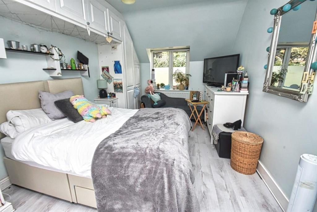 bedroom bottom right 1.jpg