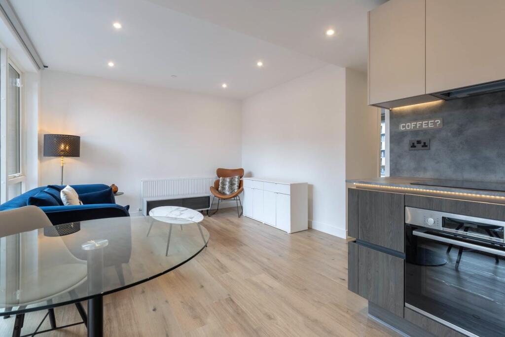 Lounge/Dining Area