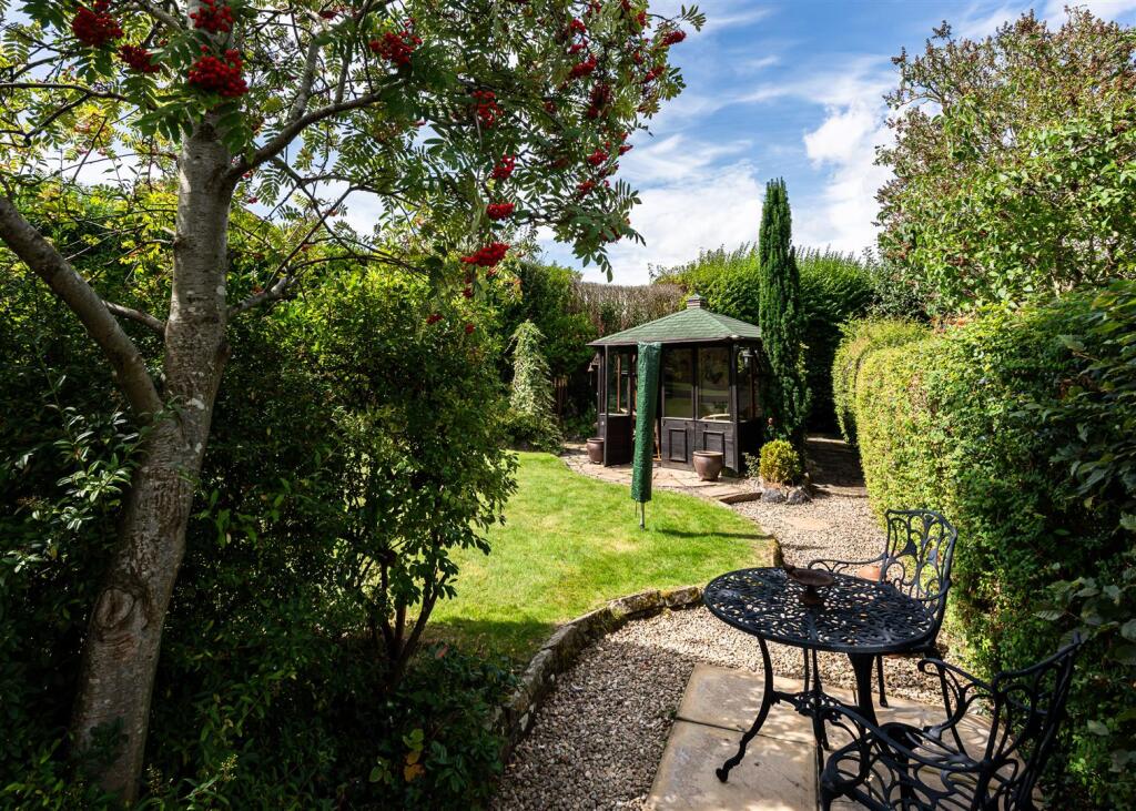 8 Crockington Close-Garden 3.jpg