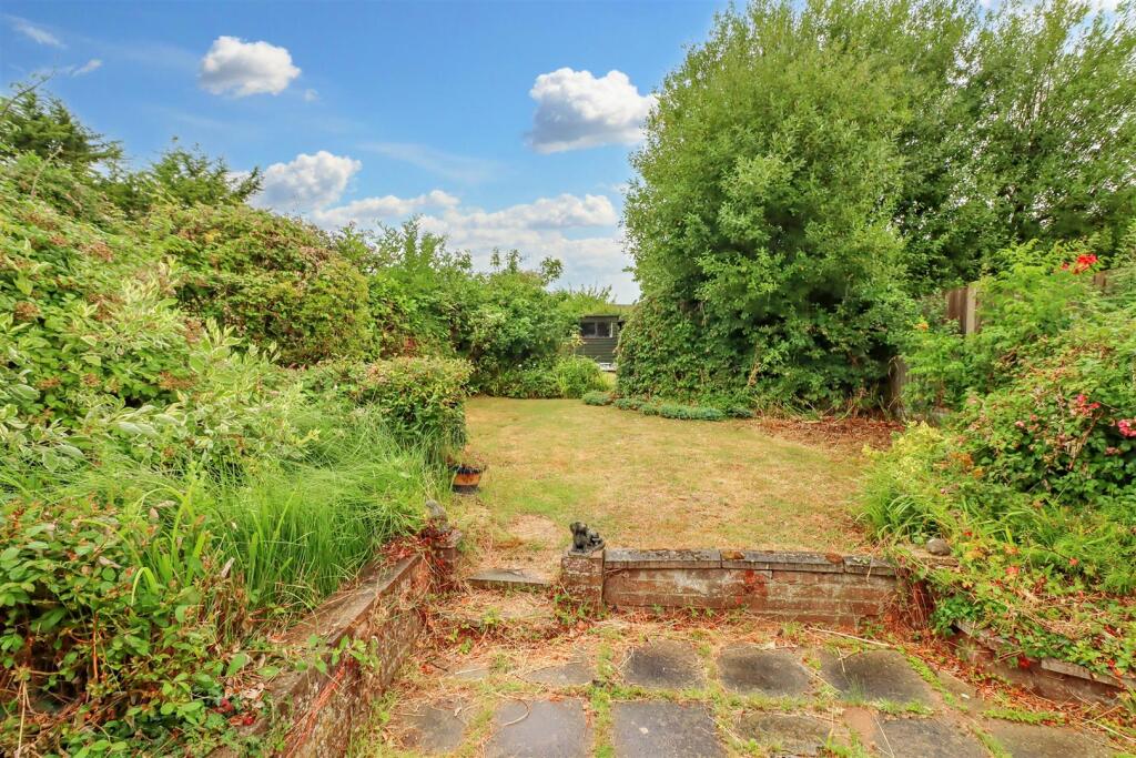 38 LABURNUM AVENUE OUTSIDE.jpg