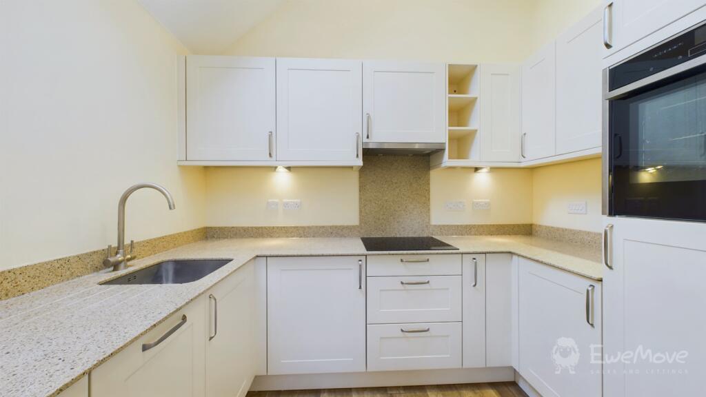 Well equipped kitchen with built in appliances
