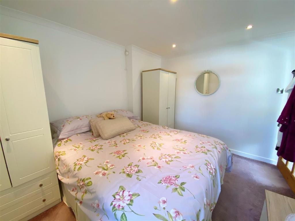 Bed 1 pic 2.jpg