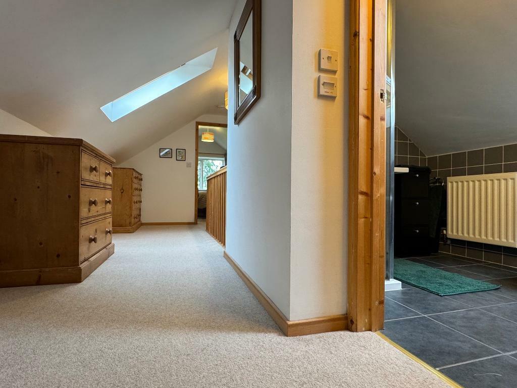 Landing &amp; bathroom (outside Bedroom 1)