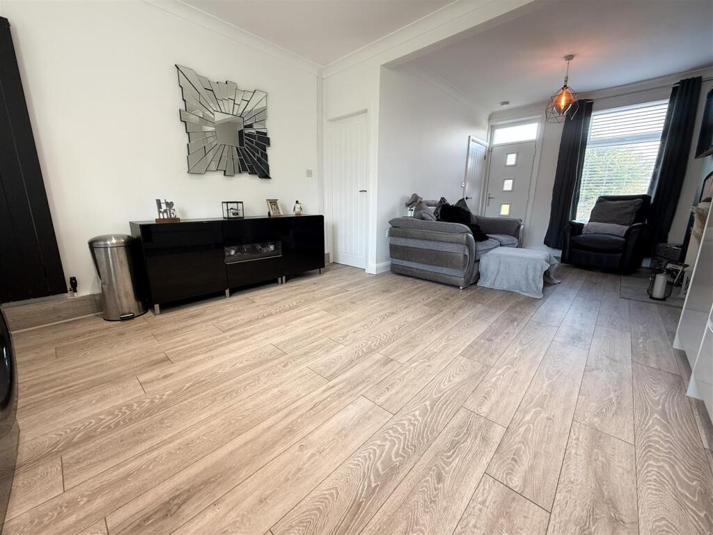 OPEN PLAN LOUNGE KITCHEN AND DINING ROOM