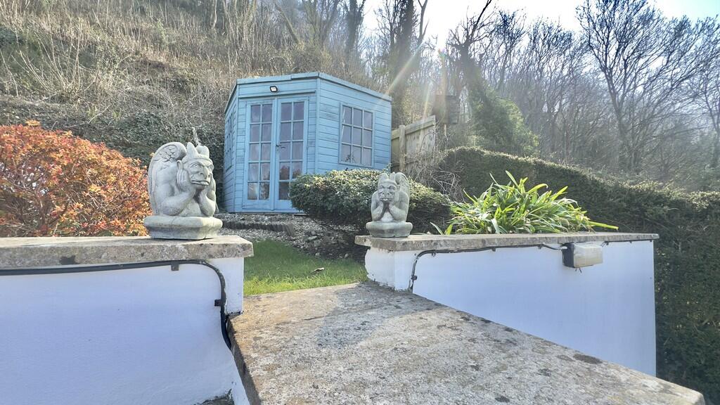 42980280-B461-411...