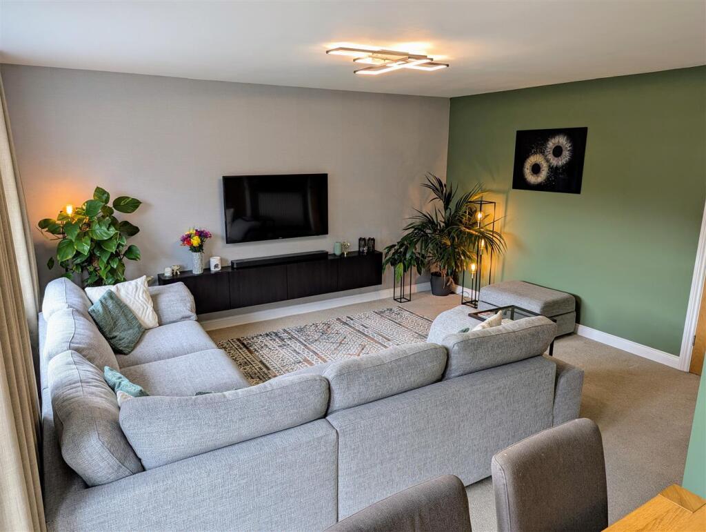 Lounge 1.jpg