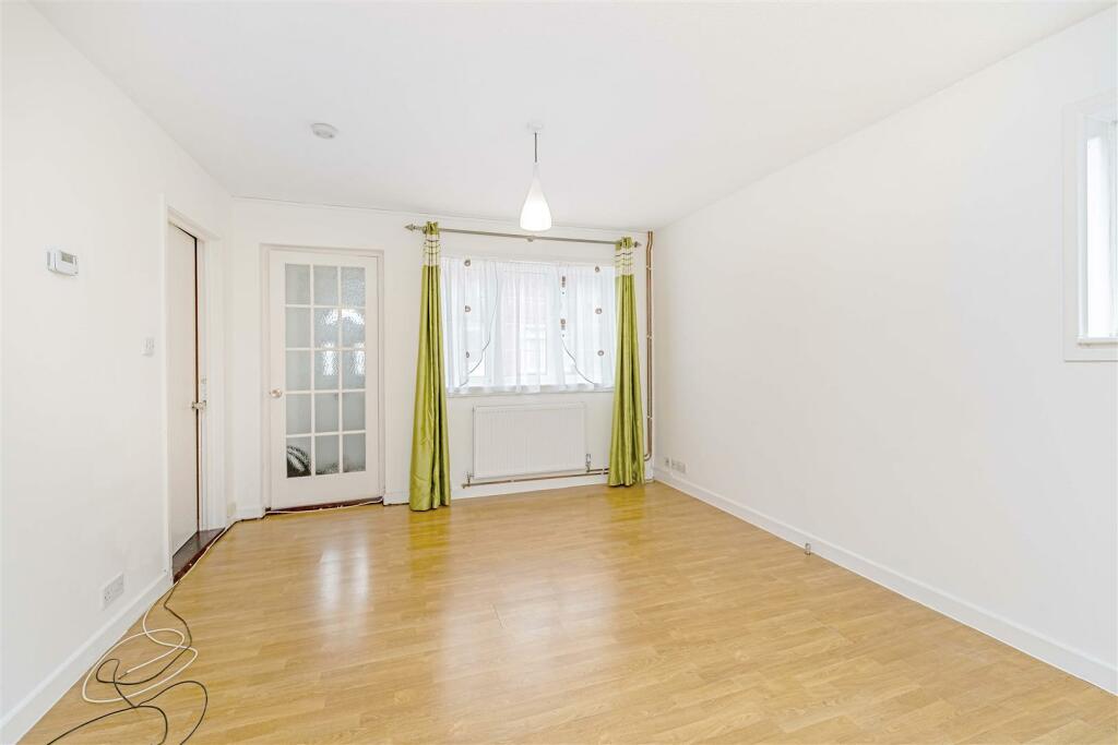 8 Crofters Close, Isleworth TW7 7PH-LOW RES-20.jpg