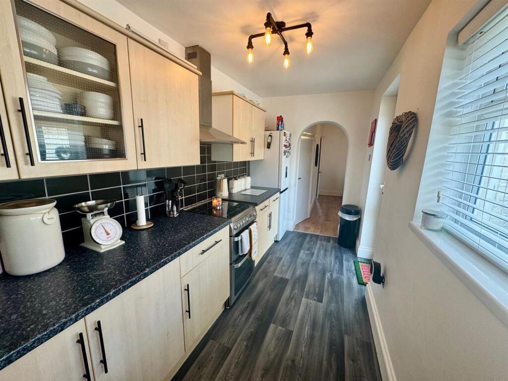 Kitchen 2.jpg