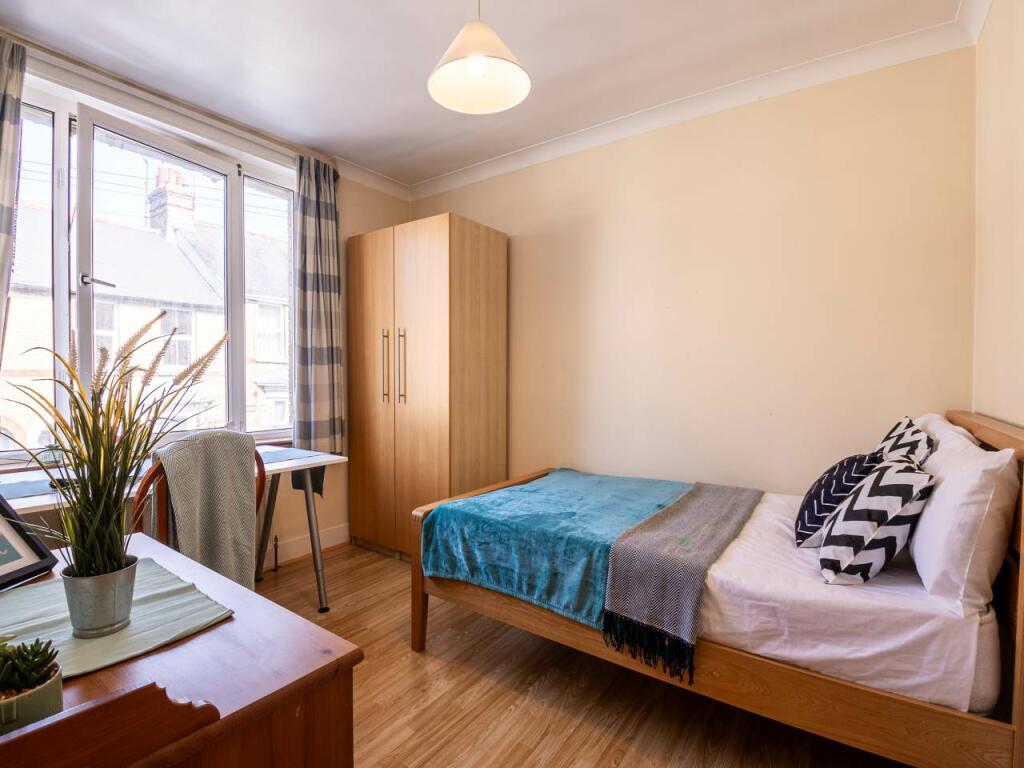 28Guildford_studenta