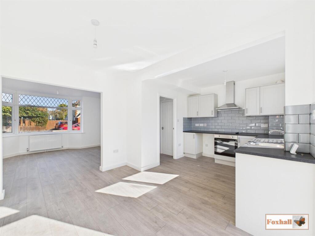 Kitchen / Dining Area