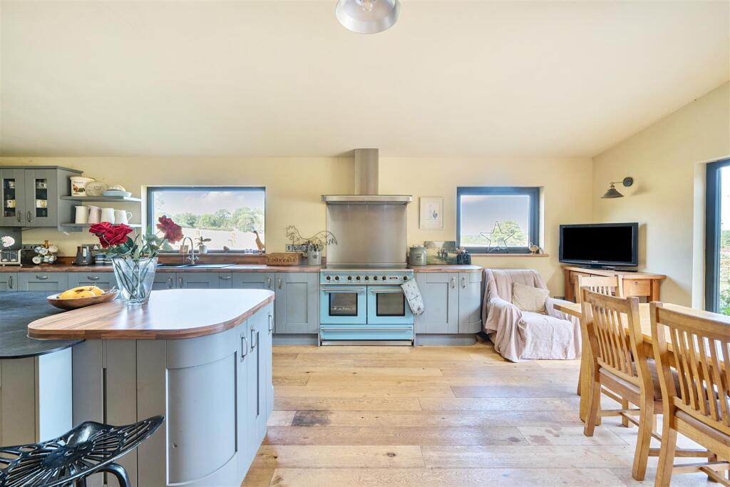 KITCHEN/BREAKFAST ROOM