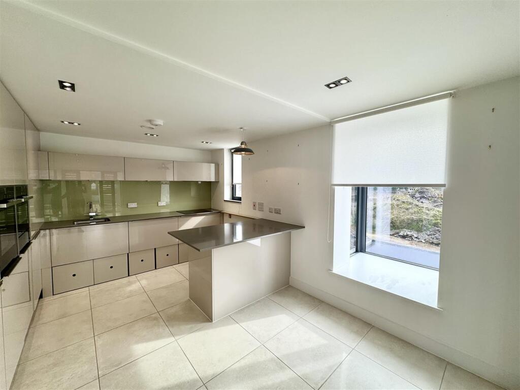 KITCHEN/FAMILY LIVING ROOM