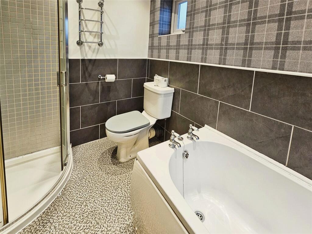 Bath/Shower Room/Wc