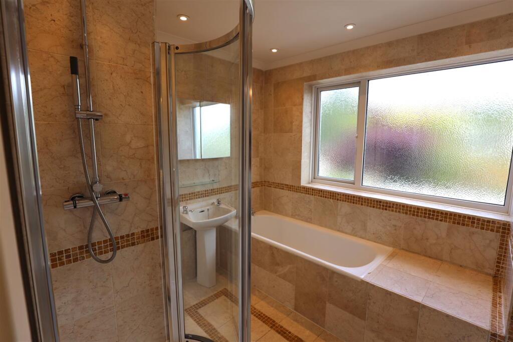 Family bathroom.JPG