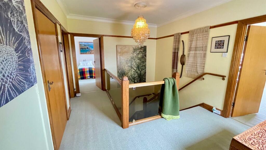 FIRST FLOOR LANDING AREA