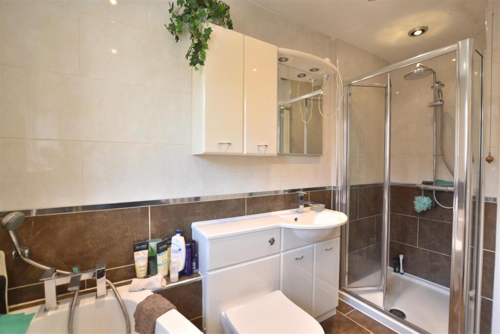 Family Bathroom 1.JPG