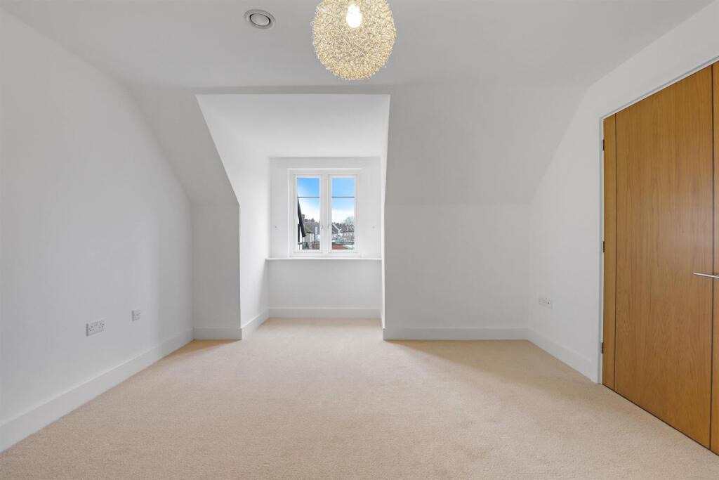 05-f803JHMCSR - 20 Yew Tree Court - 13-medium.jpg