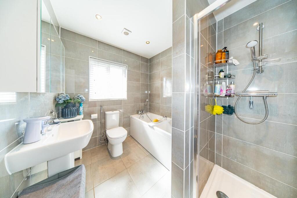 57 Emelia Drive bathroom 2.jpg