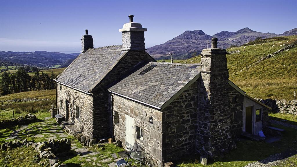 Farmhouse &amp; Cottage.jpeg