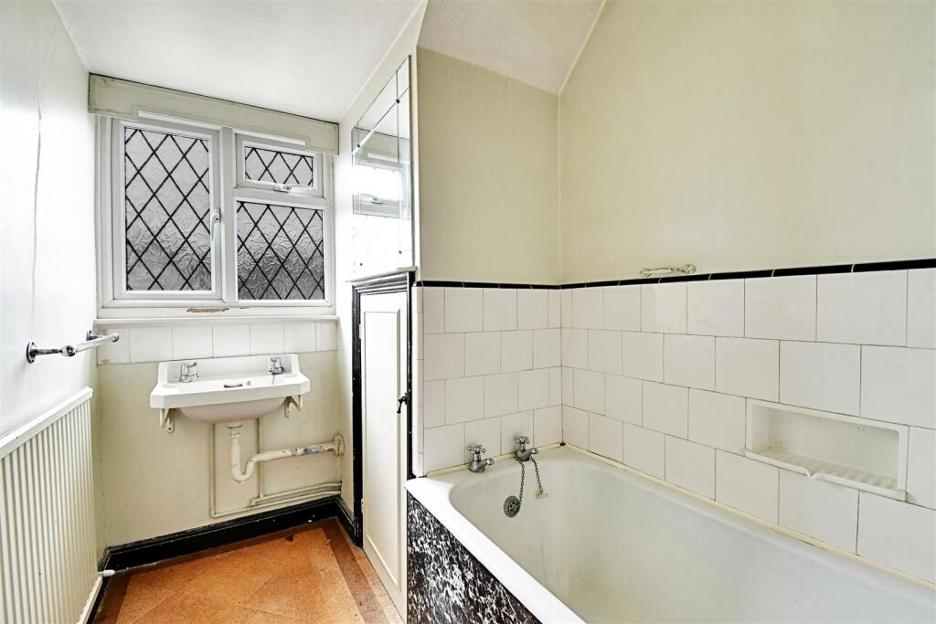 Bathroom 1.jpg