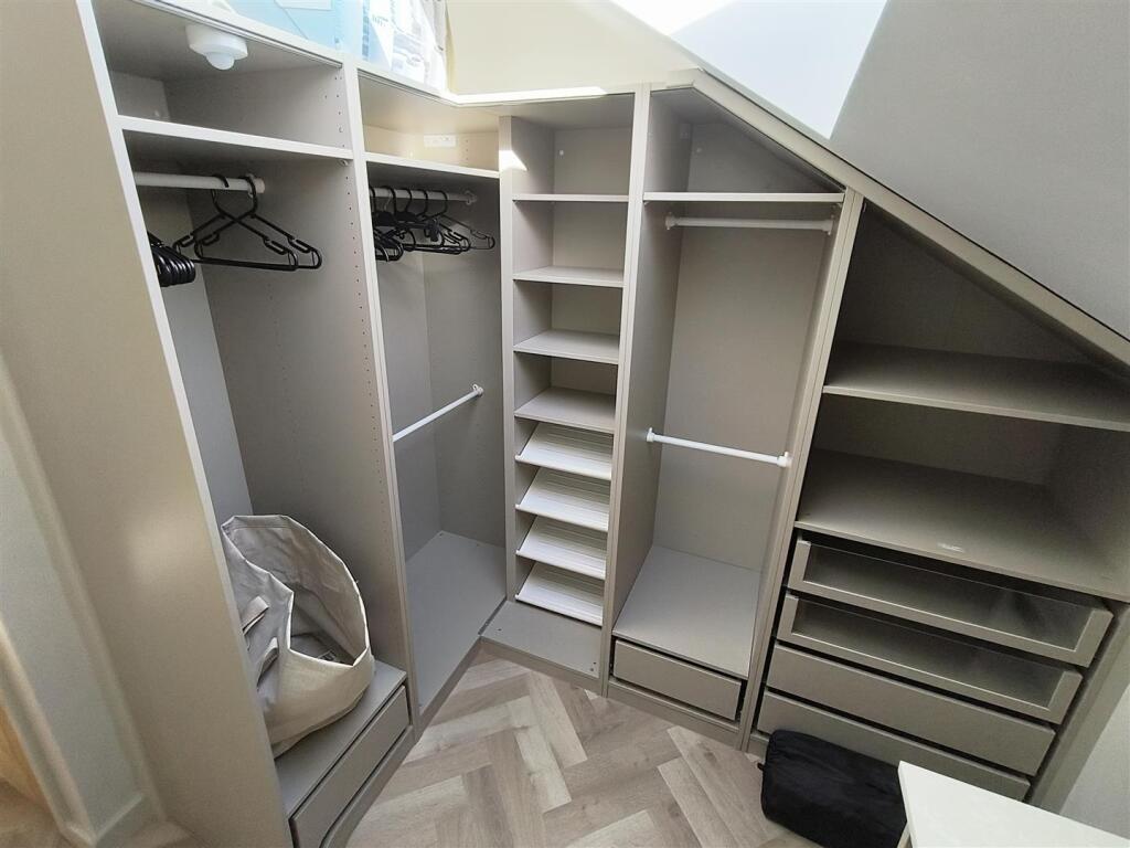 walk in wardrobe .jpg